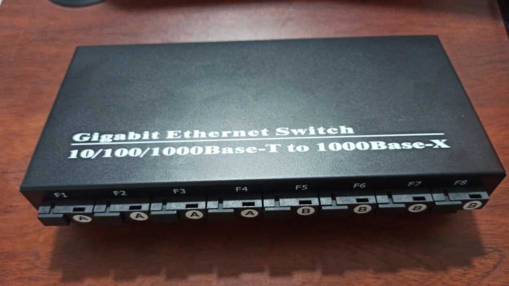 SWITCH 8 PUERTOS FIBRA CUBIERTO METAL  2 RED